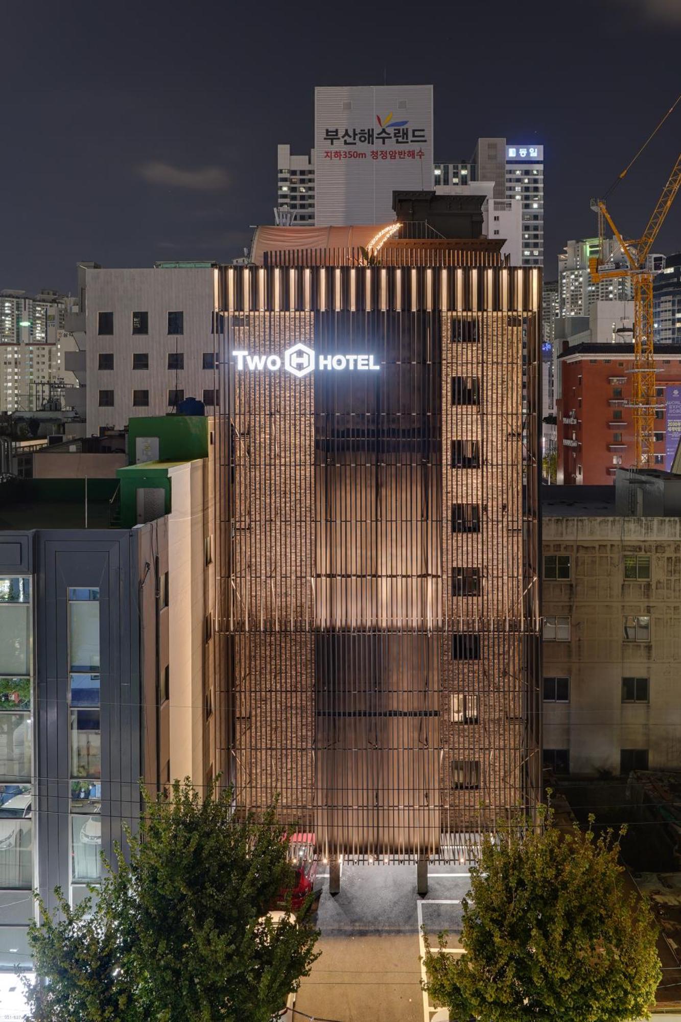 Two H Hotel *