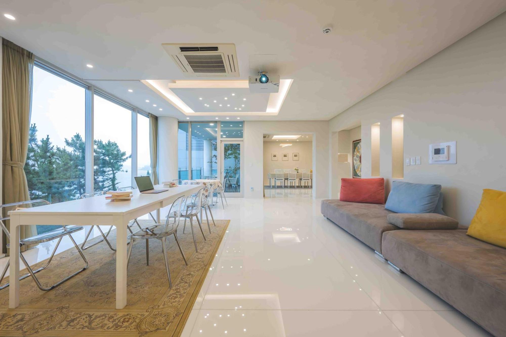 500m2 Ocean View Private Let House *