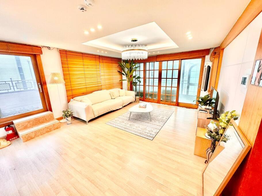 Penthouse Gwangan Located Main Enterance Of The Beach! Free Parking & Bbq With Amazing Patio! * Busan