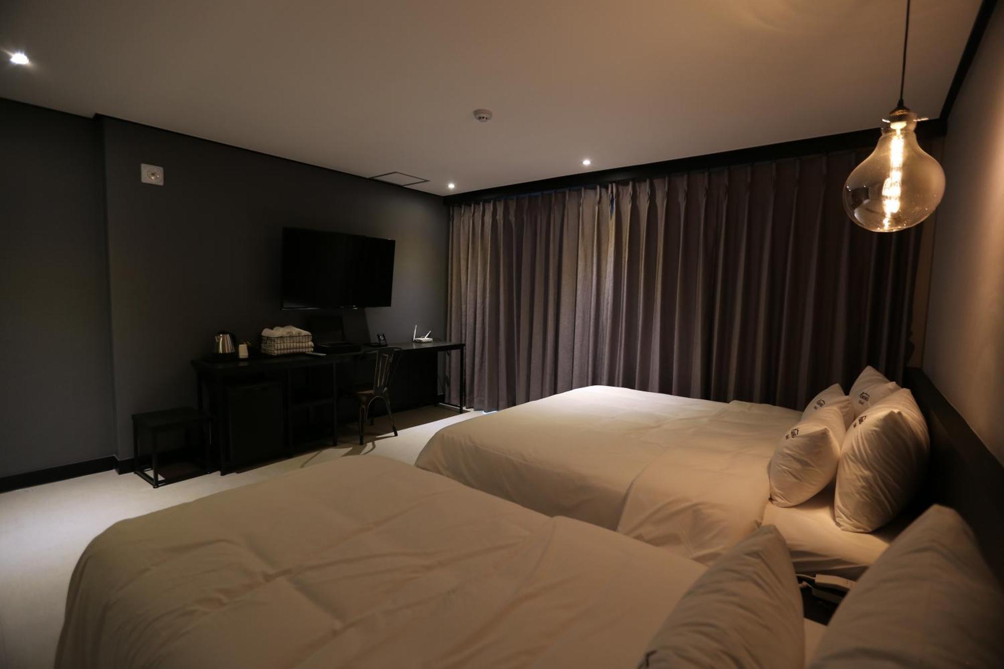 Hotel Almond Gupo Station
