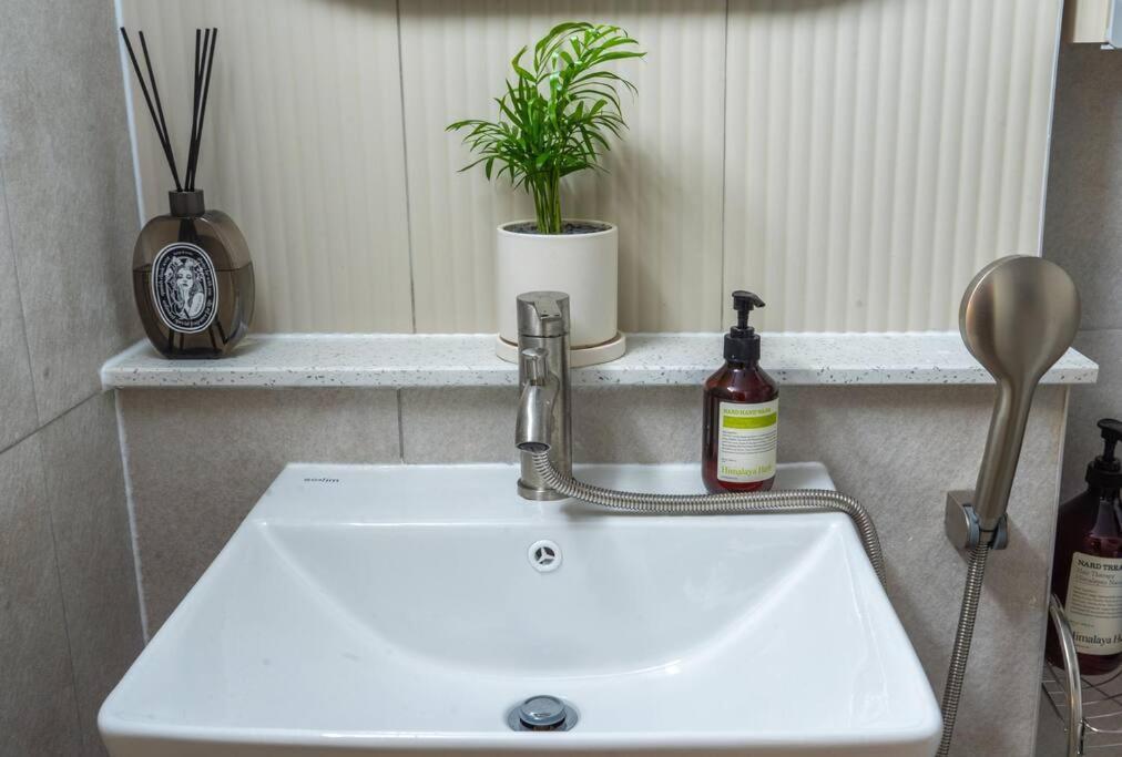Apartment Station 5 Min #choryang Stn 3min #3beds #hotel Bedding #2rooms #new Busan