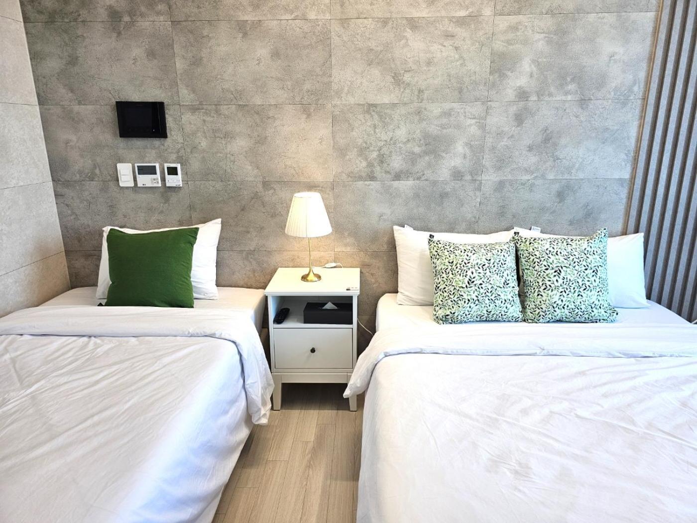 Hotel Elliy's *