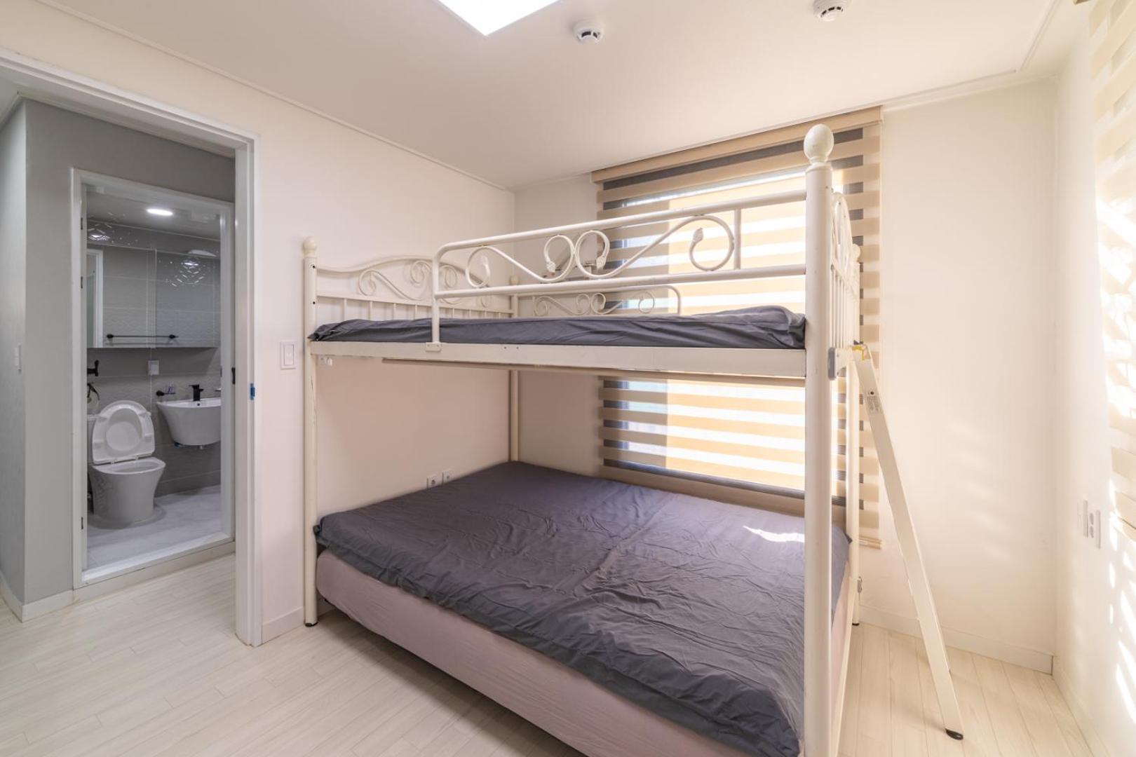The House Has 4 Bedrooms And 3 Bathrooms. Holiday home *