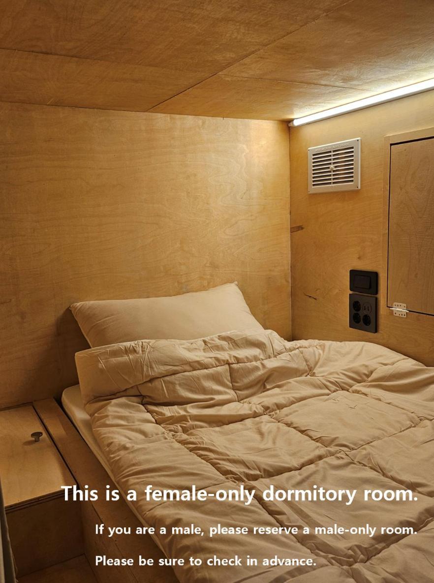 Travel Light Capsule Capsule hotel *