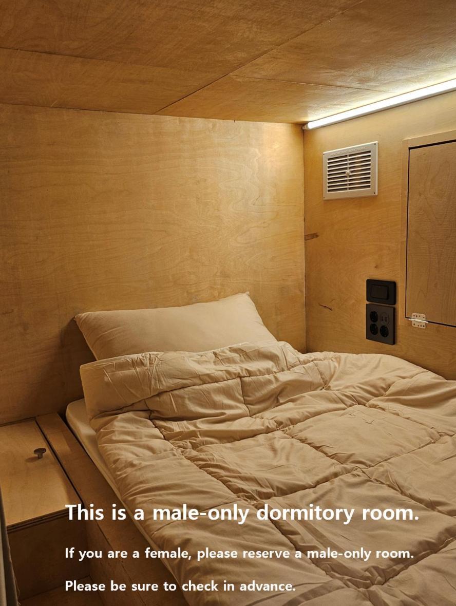 Travel Light Capsule Capsule hotel