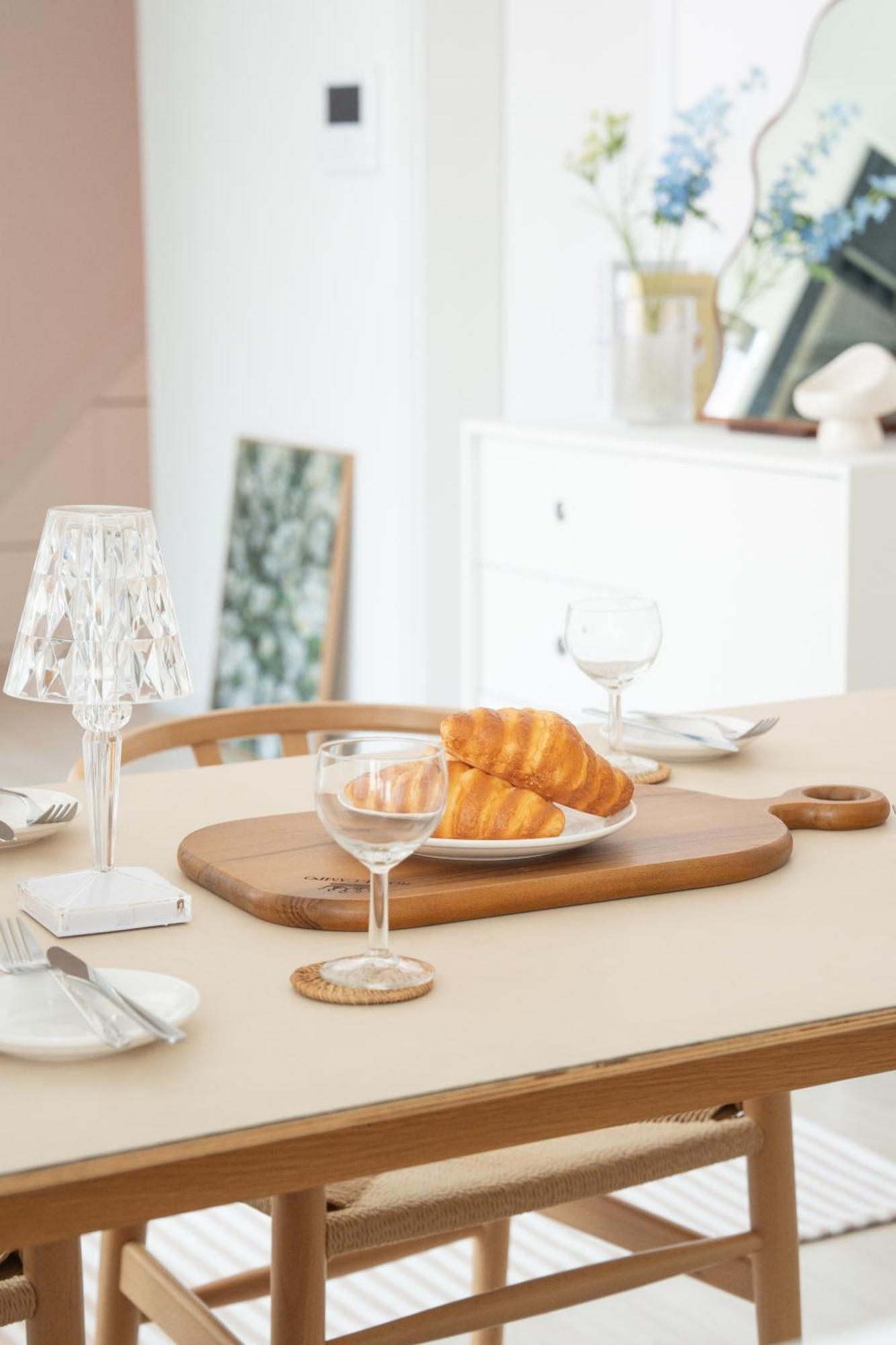 Cream House Apartment