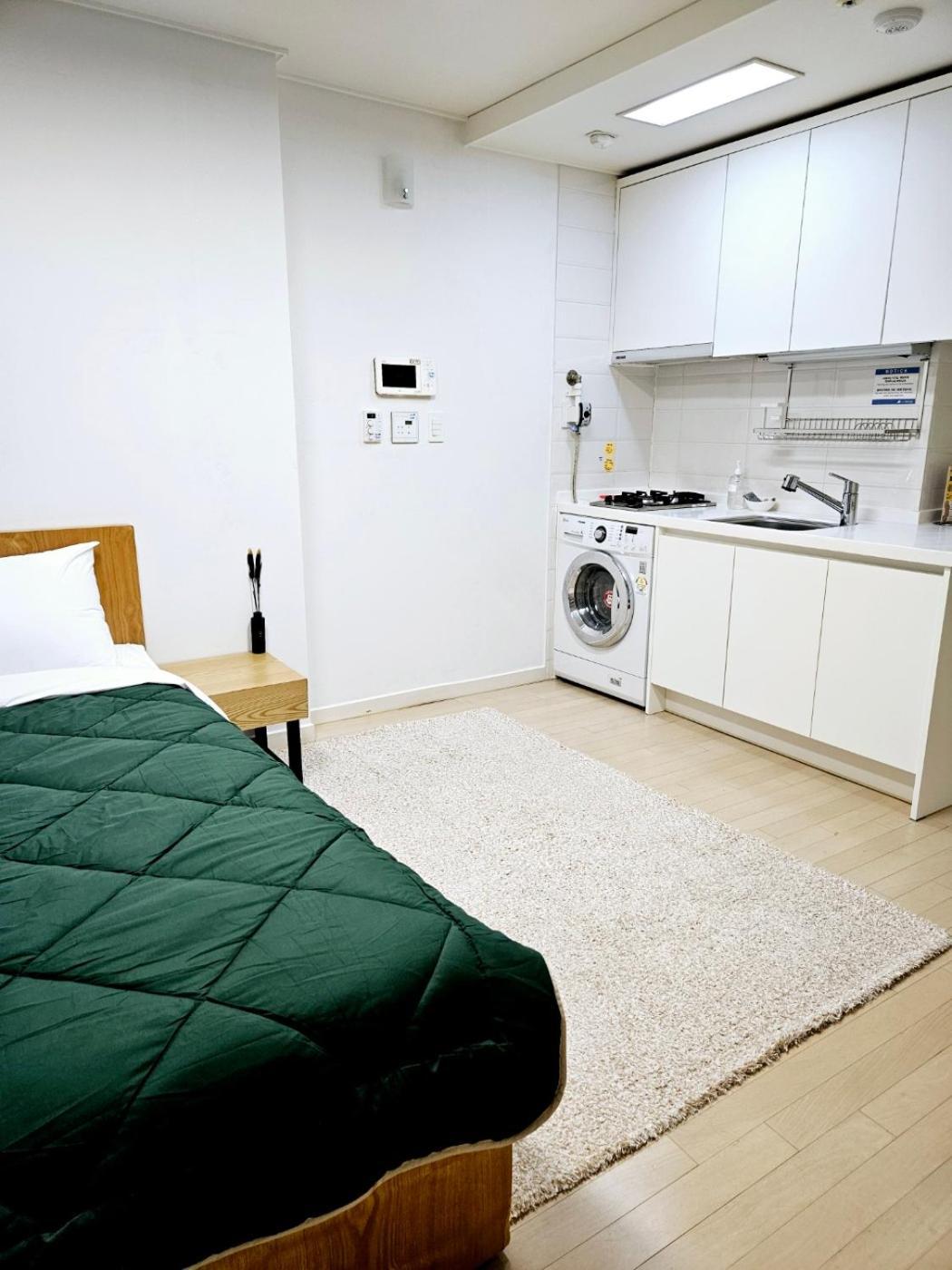 40 Queen, 2 Minutes Run To The Beach, Close To The Sea, 5 Minutes To Club D Oasis Swimming Pool, And Long Walk Along The Apartment *