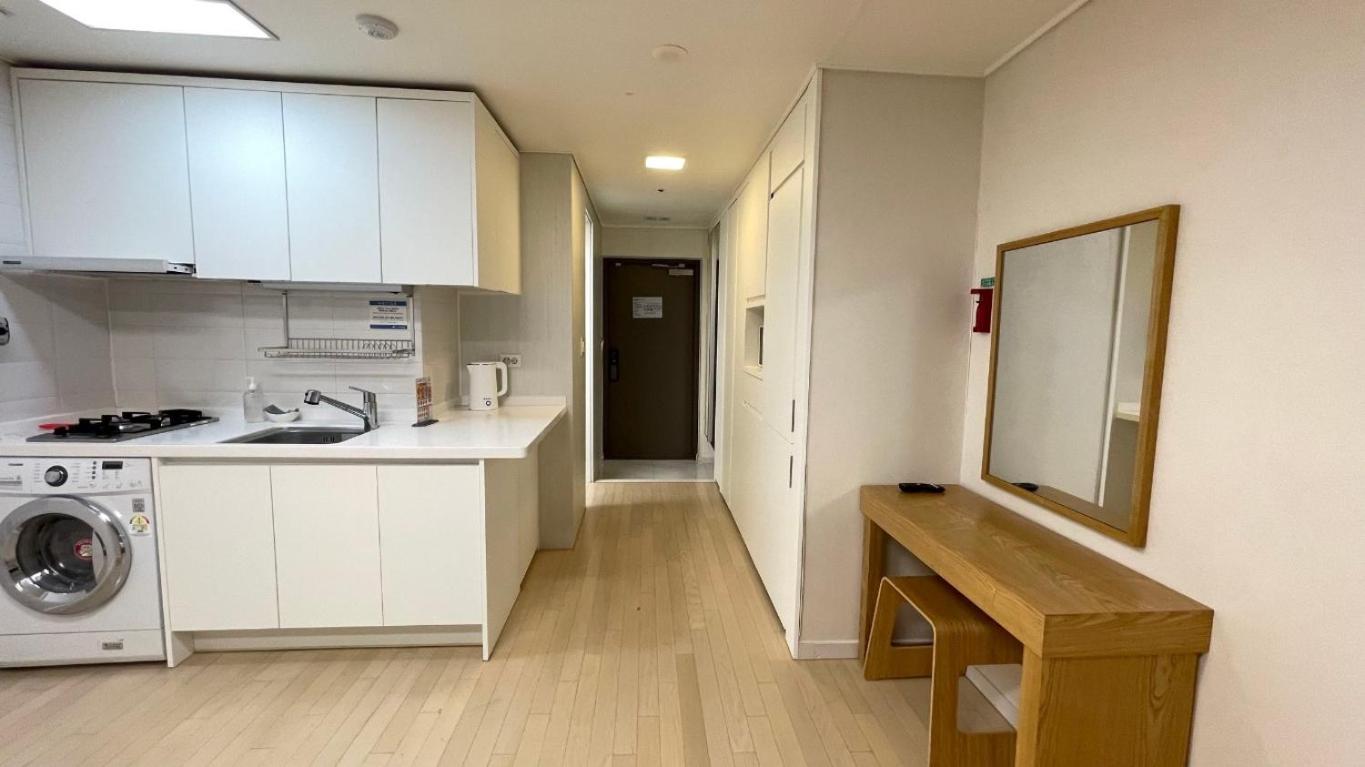 40 Queen, 2 Minutes Run To The Beach, Close To The Sea, 5 Minutes To Club D Oasis Swimming Pool, And Long Walk Along The Busan