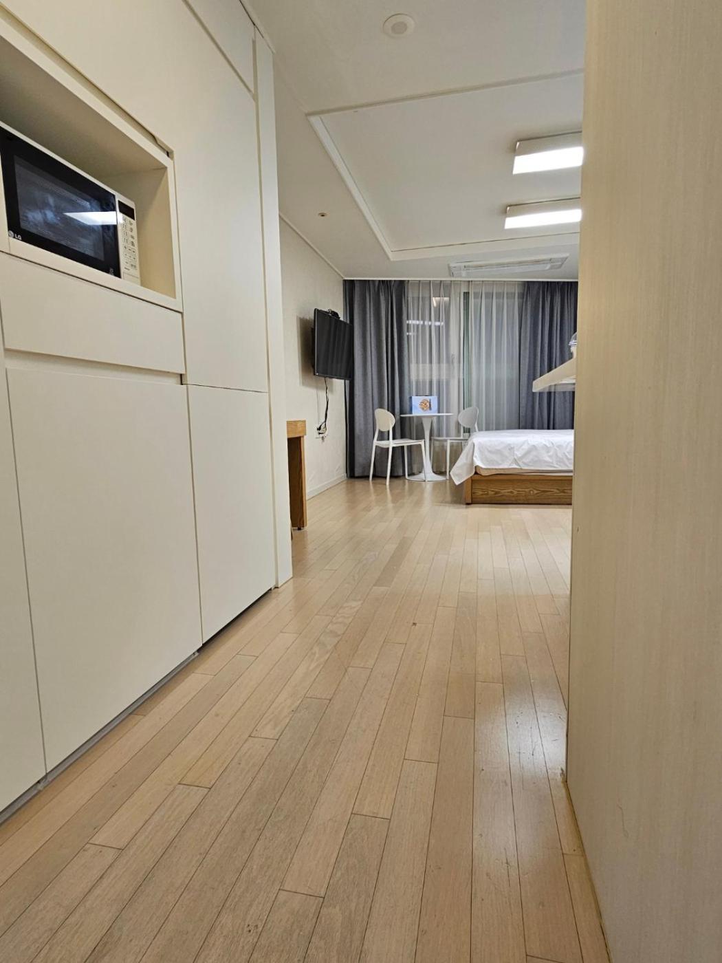 Apartment 40 Queen, 2 Minutes Run To The Beach, Close To The Sea, 5 Minutes To Club D Oasis Swimming Pool, And Long Walk Along The