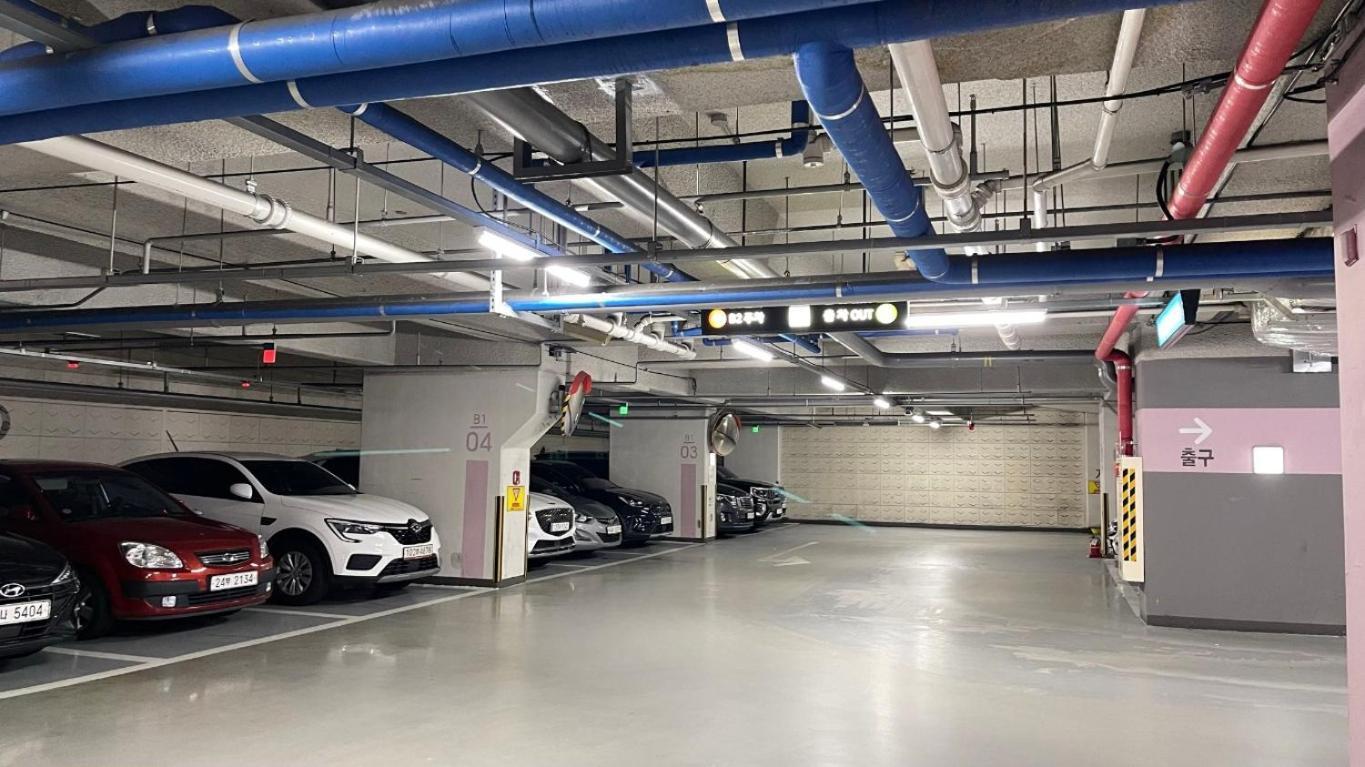 40 Queen, 2 Minutes Run To The Beach, Close To The Sea, 5 Minutes To Club D Oasis Swimming Pool, And Long Walk Along The * Busan