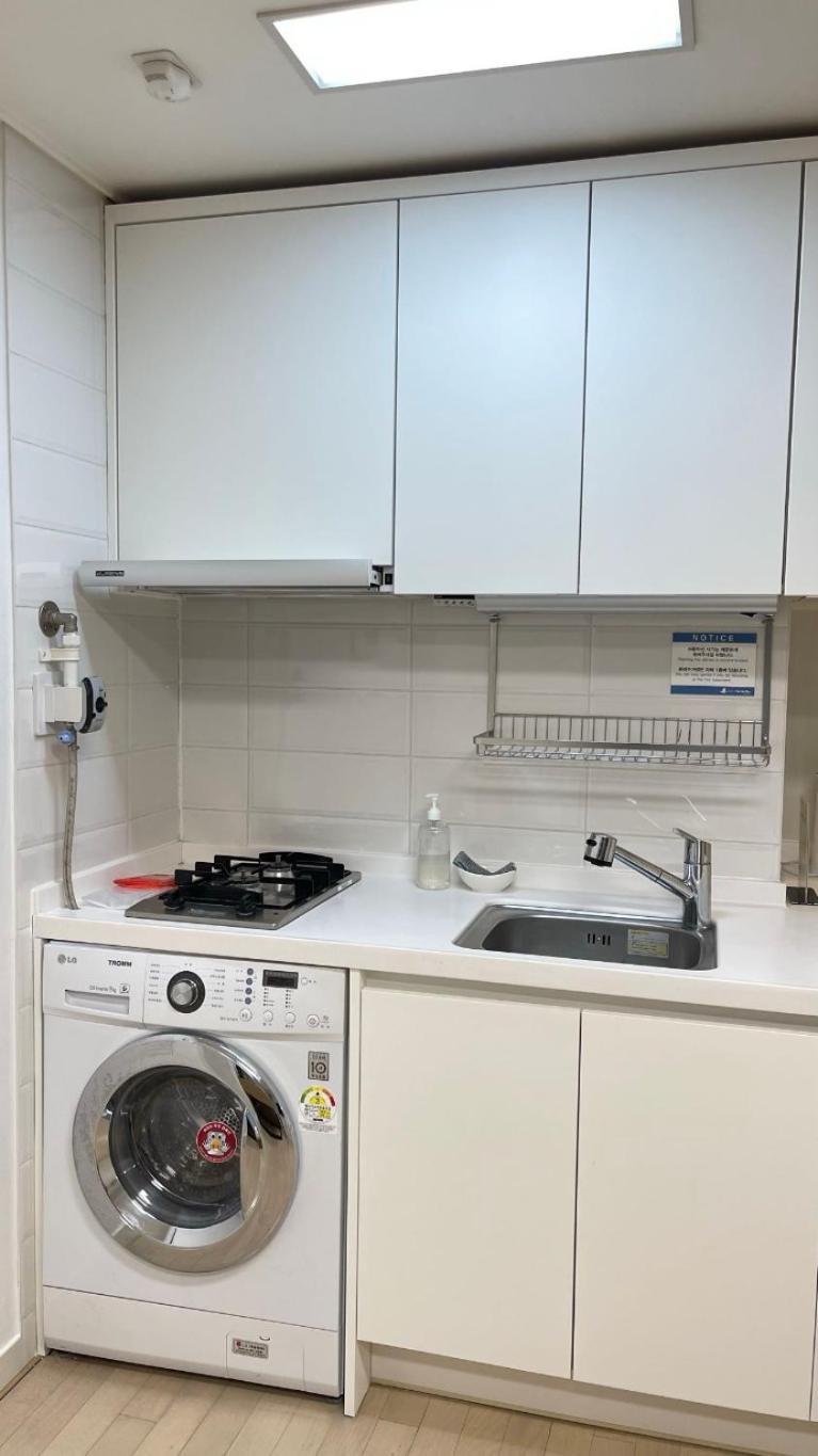 40 Queen, 2 Minutes Run To The Beach, Close To The Sea, 5 Minutes To Club D Oasis Swimming Pool, And Long Walk Along The Apartment Busan