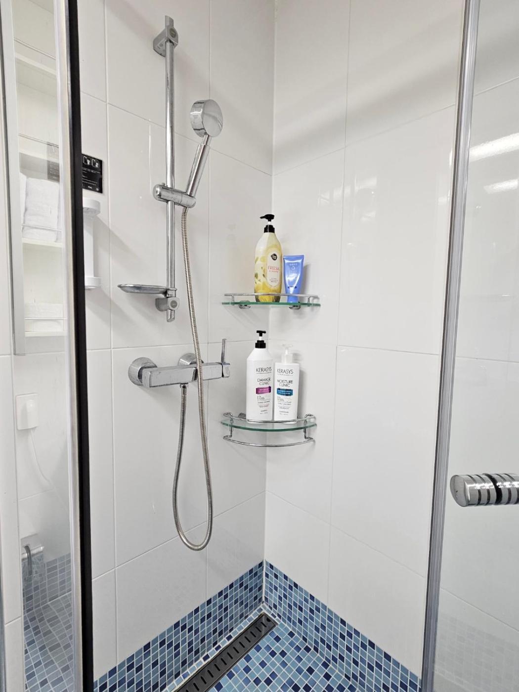 40 Queen, 2 Minutes Run To The Beach, Close To The Sea, 5 Minutes To Club D Oasis Swimming Pool, And Long Walk Along The Busan
