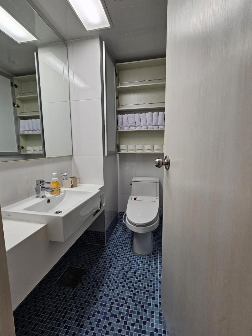 40 Queen, 2 Minutes Run To The Beach, Close To The Sea, 5 Minutes To Club D Oasis Swimming Pool, And Long Walk Along The * Busan