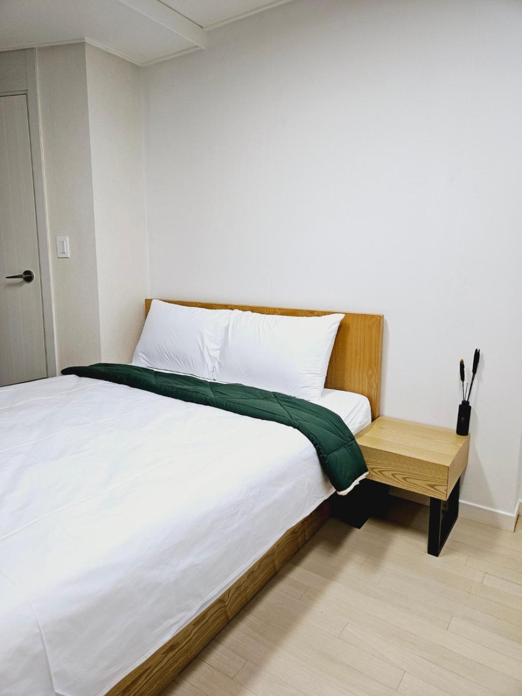 Apartment 40 Queen, 2 Minutes Run To The Beach, Close To The Sea, 5 Minutes To Club D Oasis Swimming Pool, And Long Walk Along The *