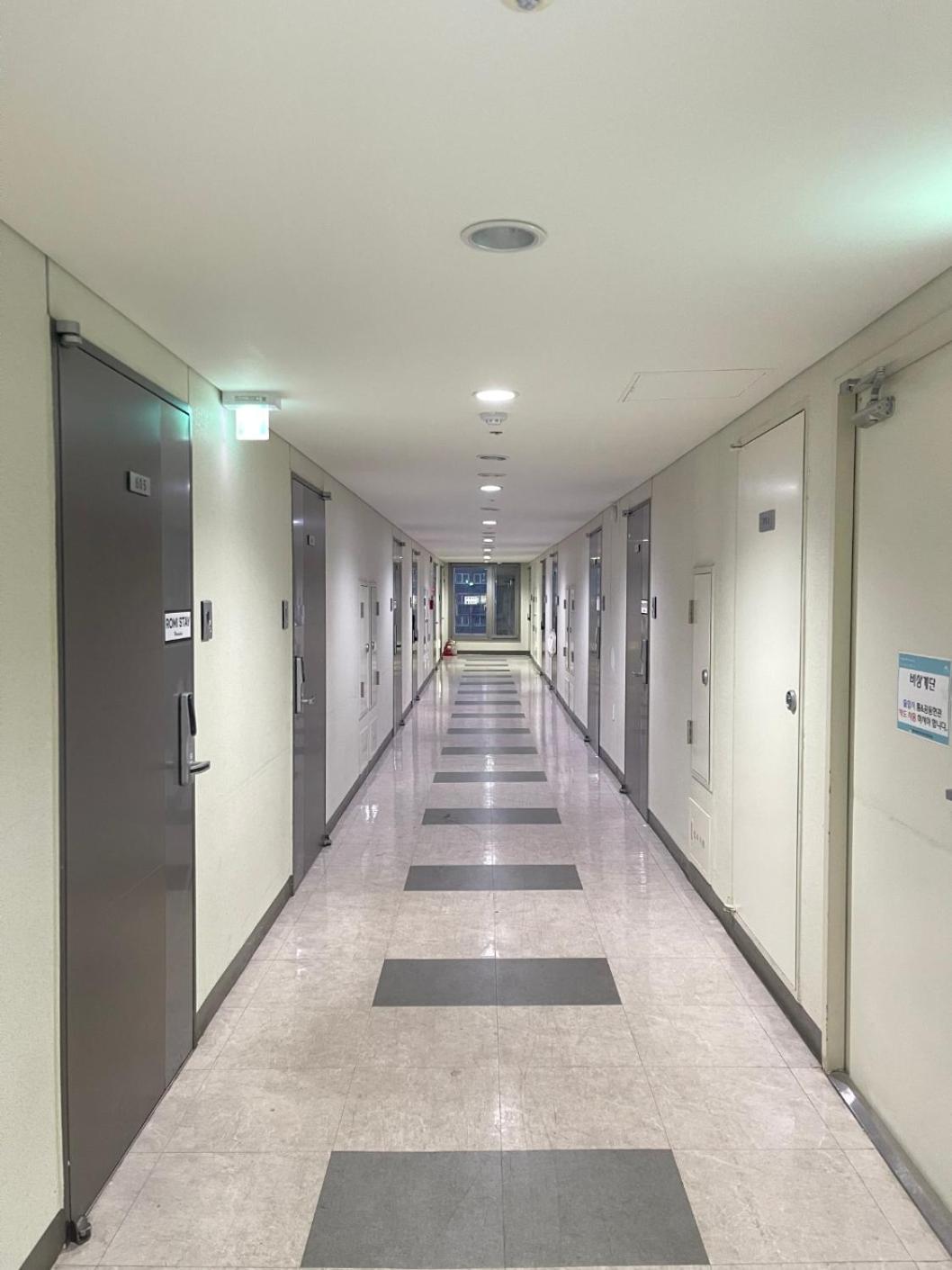 Apartment 40 Queen, 2 Minutes Run To The Beach, Close To The Sea, 5 Minutes To Club D Oasis Swimming Pool, And Long Walk Along The Busan