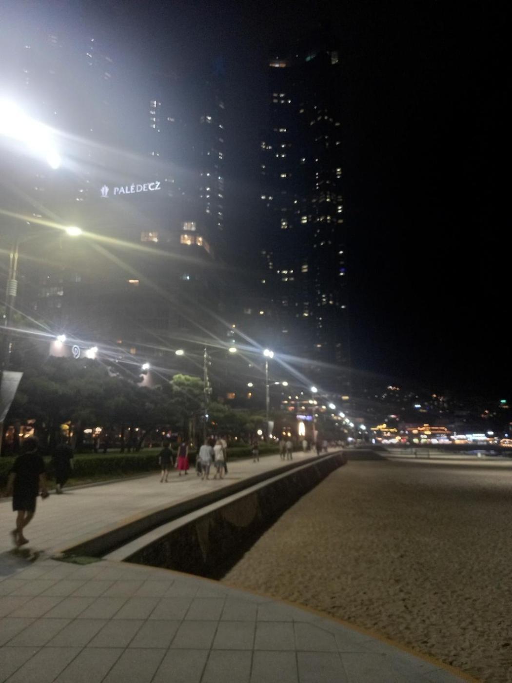 40 Queen, 2 Minutes Run To The Beach, Close To The Sea, 5 Minutes To Club D Oasis Swimming Pool, And Long Walk Along The Busan