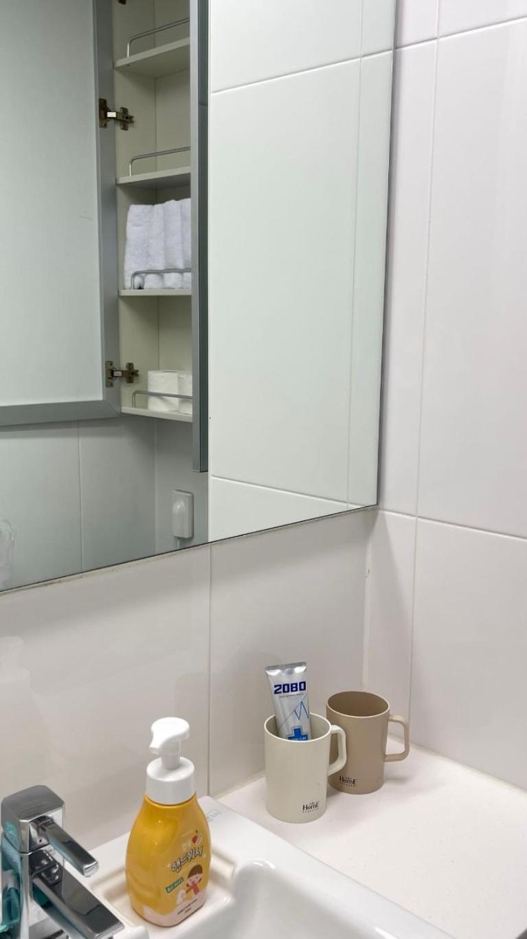 40 Queen, 2 Minutes Run To The Beach, Close To The Sea, 5 Minutes To Club D Oasis Swimming Pool, And Long Walk Along The * Busan