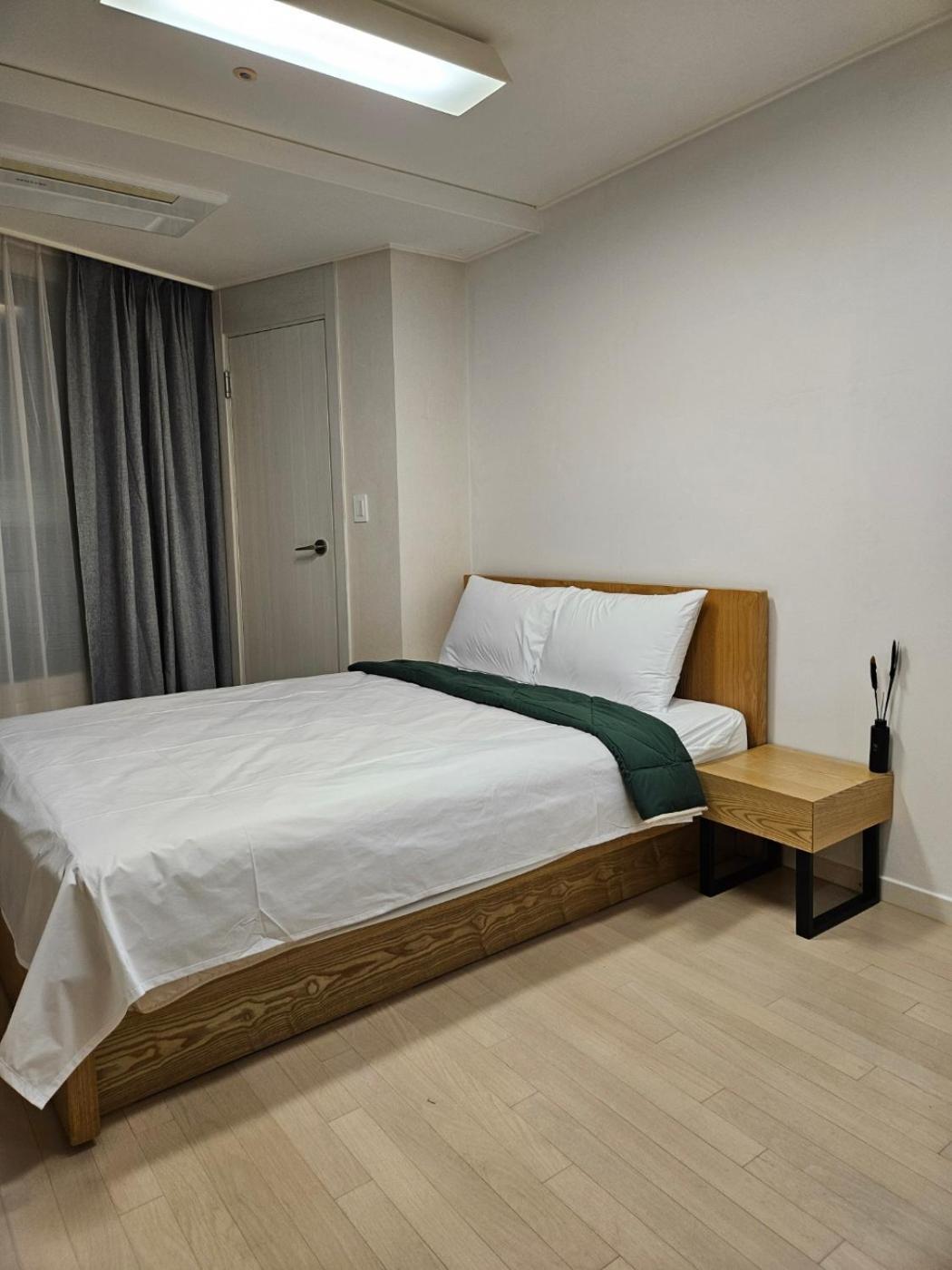 40 Queen, 2 Minutes Run To The Beach, Close To The Sea, 5 Minutes To Club D Oasis Swimming Pool, And Long Walk Along The Apartment