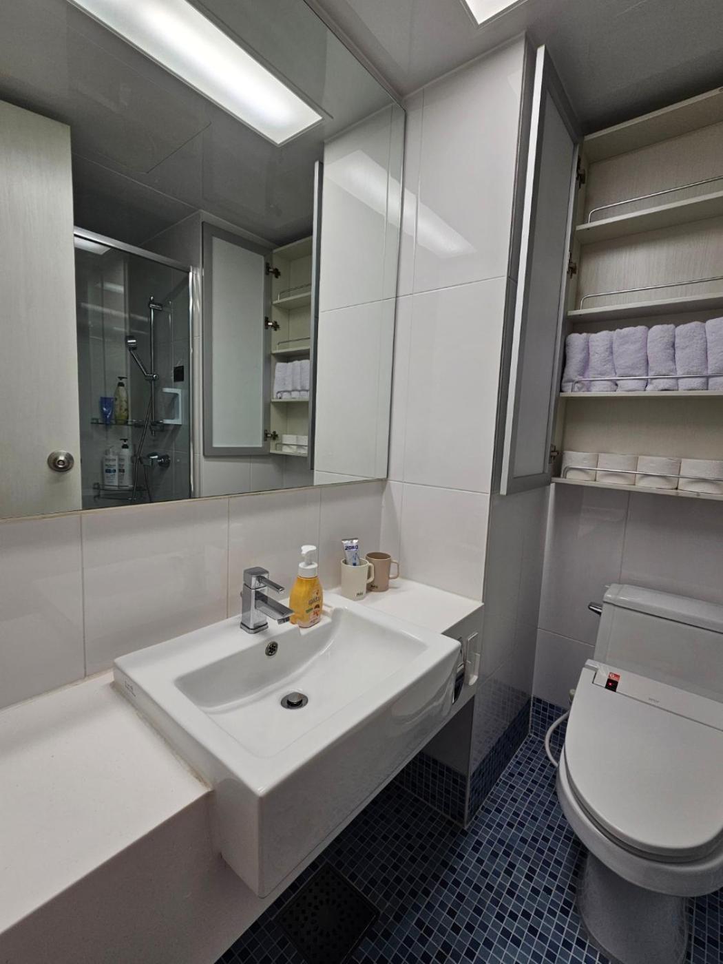 40 Queen, 2 Minutes Run To The Beach, Close To The Sea, 5 Minutes To Club D Oasis Swimming Pool, And Long Walk Along The Busan