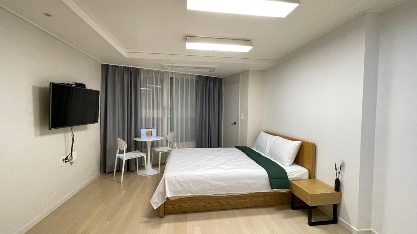 40 Queen, 2 Minutes Run To The Beach, Close To The Sea, 5 Minutes To Club D Oasis Swimming Pool, And Long Walk Along The * Busan