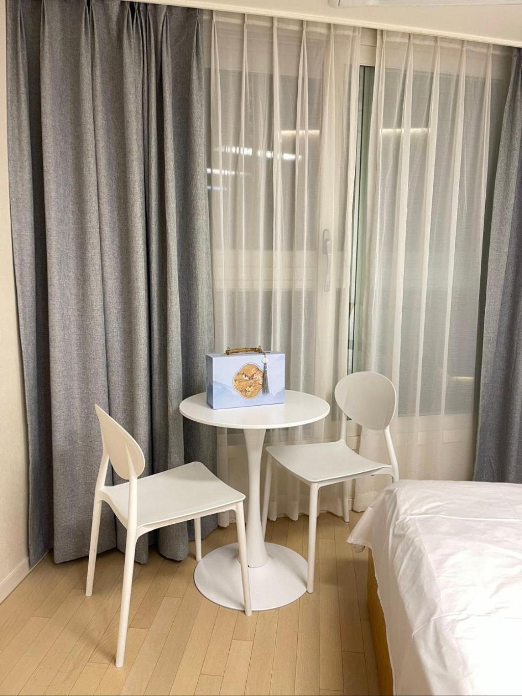 40 Queen, 2 Minutes Run To The Beach, Close To The Sea, 5 Minutes To Club D Oasis Swimming Pool, And Long Walk Along The Apartment *