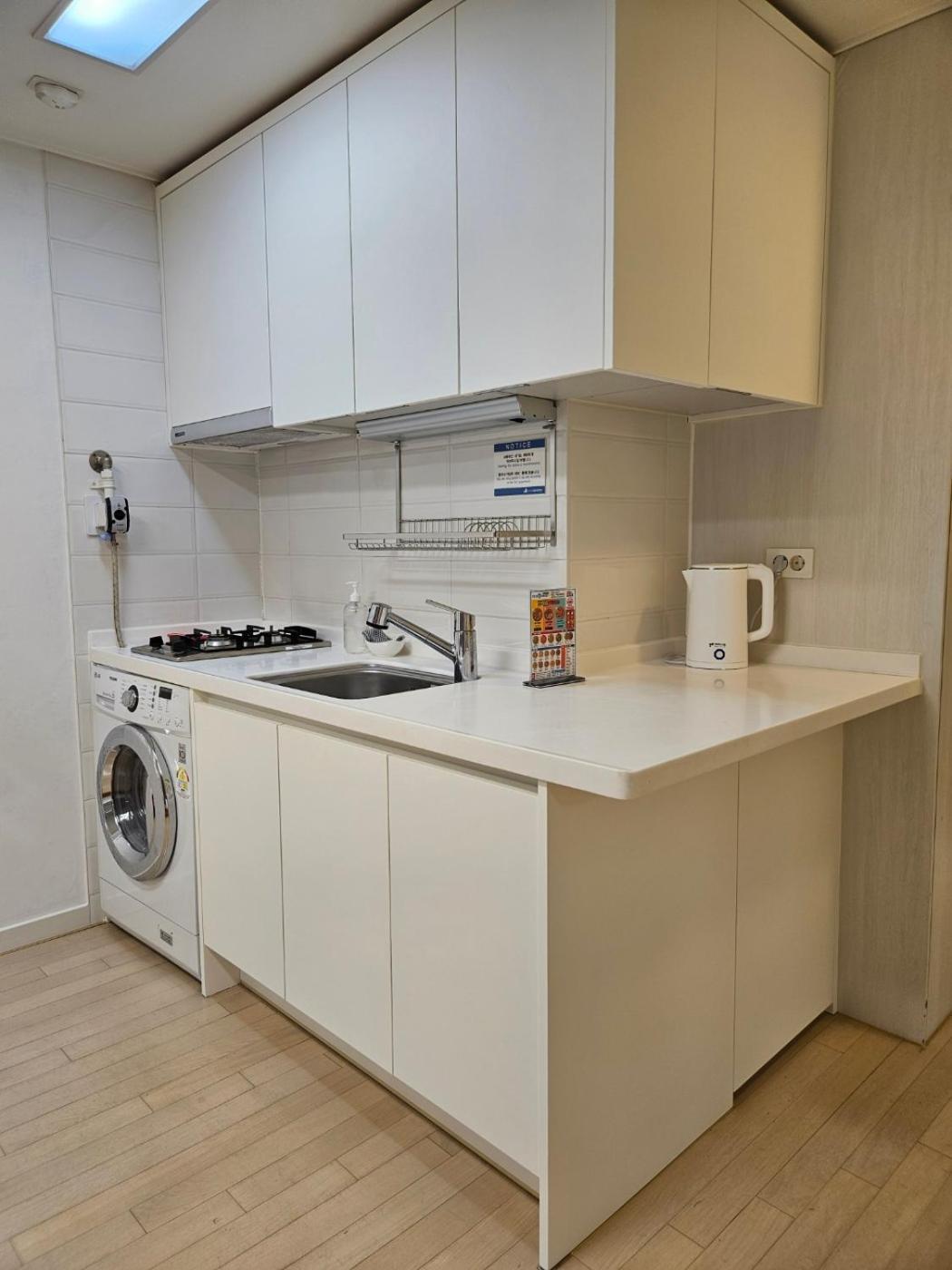 40 Queen, 2 Minutes Run To The Beach, Close To The Sea, 5 Minutes To Club D Oasis Swimming Pool, And Long Walk Along The *