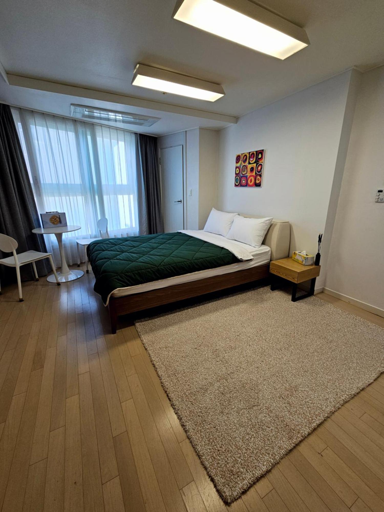 40 Queen, 2 Minutes Run To The Beach, Close To The Sea, 5 Minutes To Club D Oasis Swimming Pool, And Long Walk Along The *