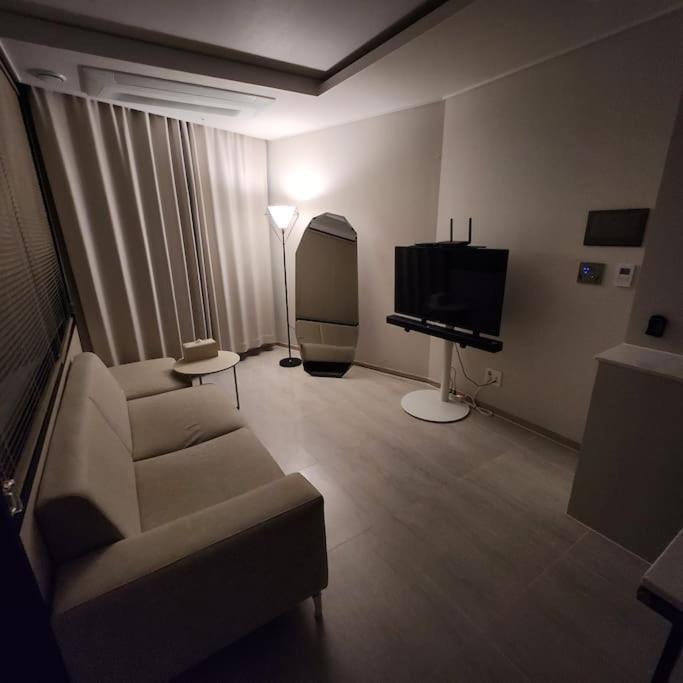 Apartment Xxx *
