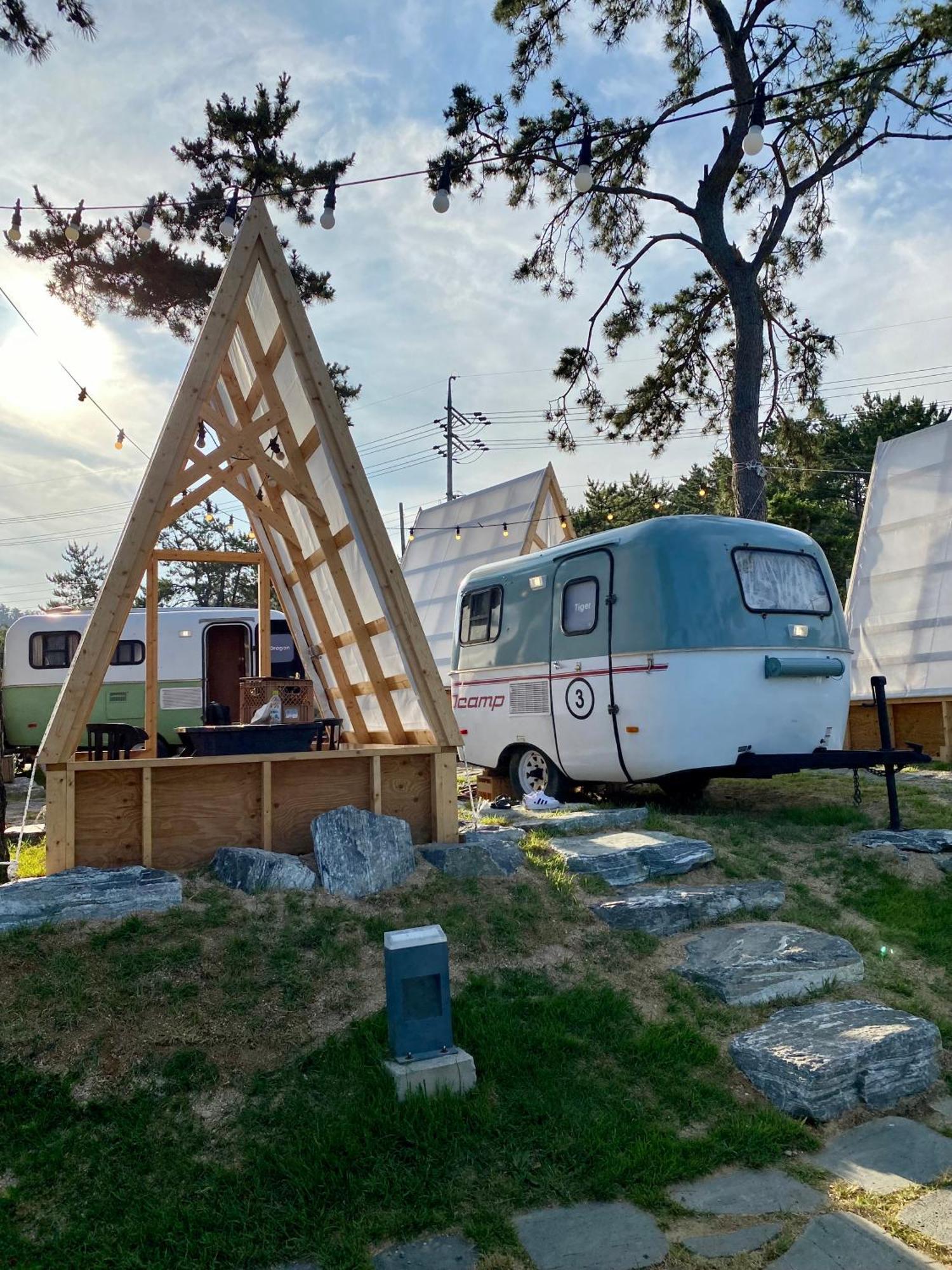 The Moving Caravan Campsite *