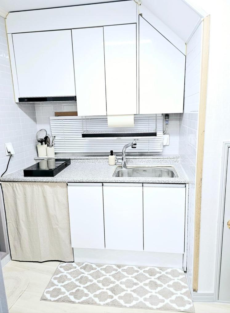 Subway 6min #2 #2 Queen Beds #hotel Bedding #ott #table#1st Floor Apartment Busan