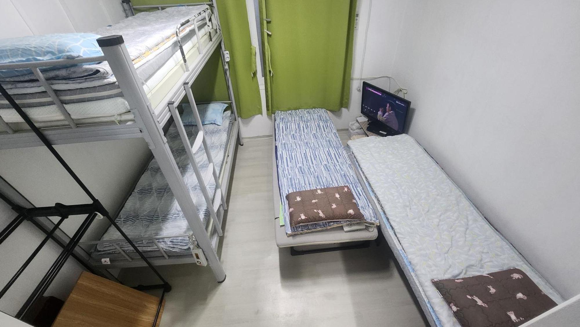 Apartment Exclusive Use Whole House For *