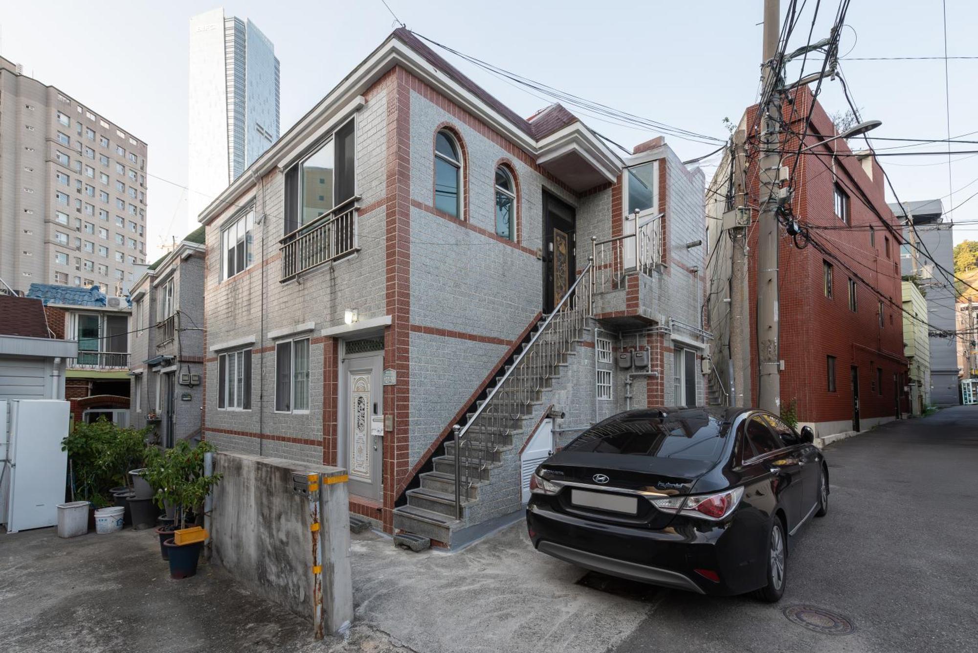 New Open - Walking Distance To Seomyeon, Max 6pax, Three Rooms, 1 Complimentary Parking Villa *