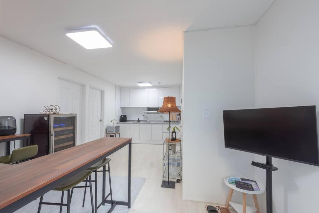 Villa New Open - Walking Distance To Seomyeon, Max 6pax, Three Rooms, 1 Complimentary Parking Busan