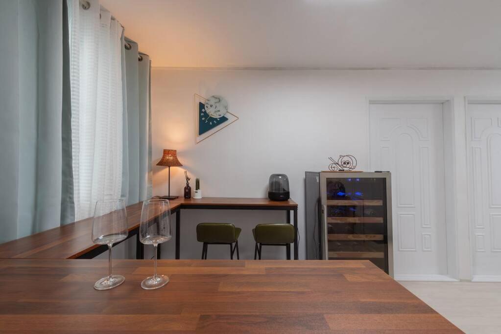 New Open - Walking Distance To Seomyeon, Max 6pax, Three Rooms, 1 Complimentary Parking Villa *
