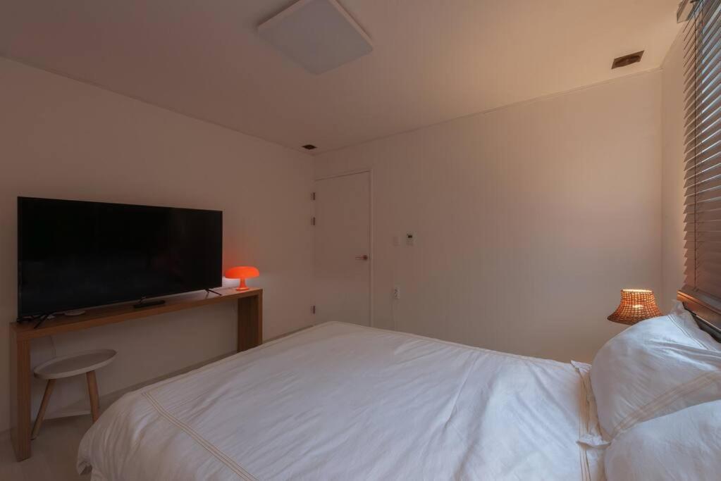 New Open - Walking Distance To Seomyeon, Max 6pax, Three Rooms, 1 Complimentary Parking * Busan