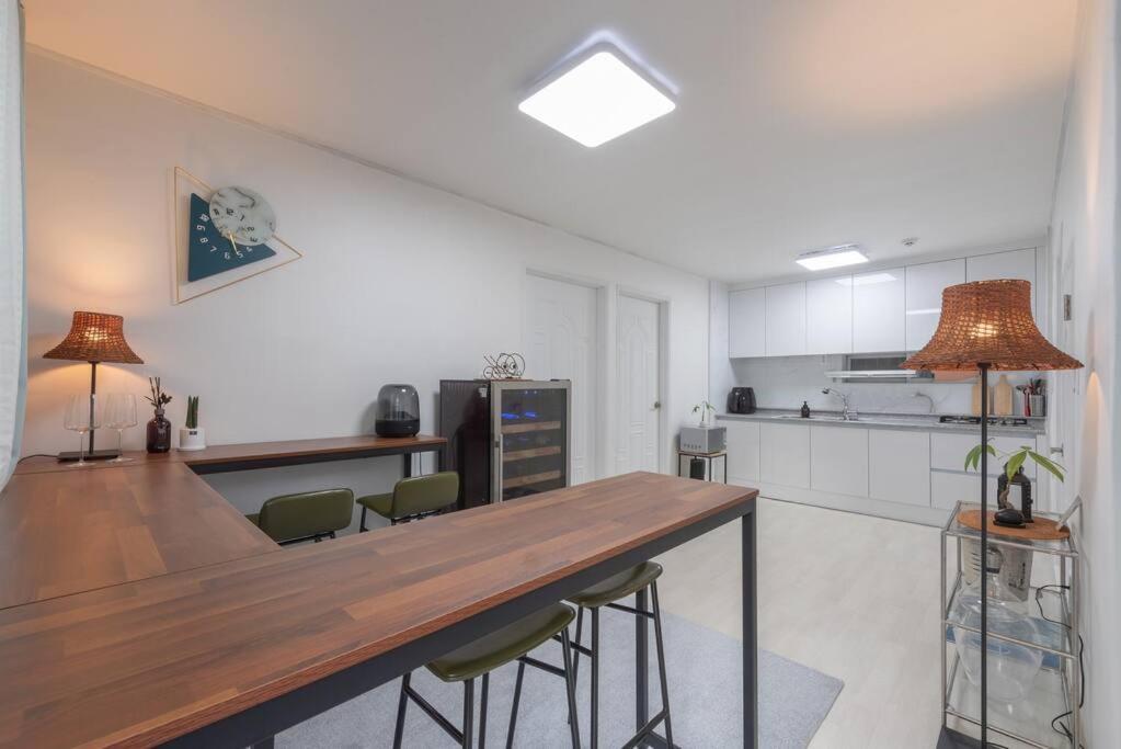 New Open - Walking Distance To Seomyeon, Max 6pax, Three Rooms, 1 Complimentary Parking * Busan