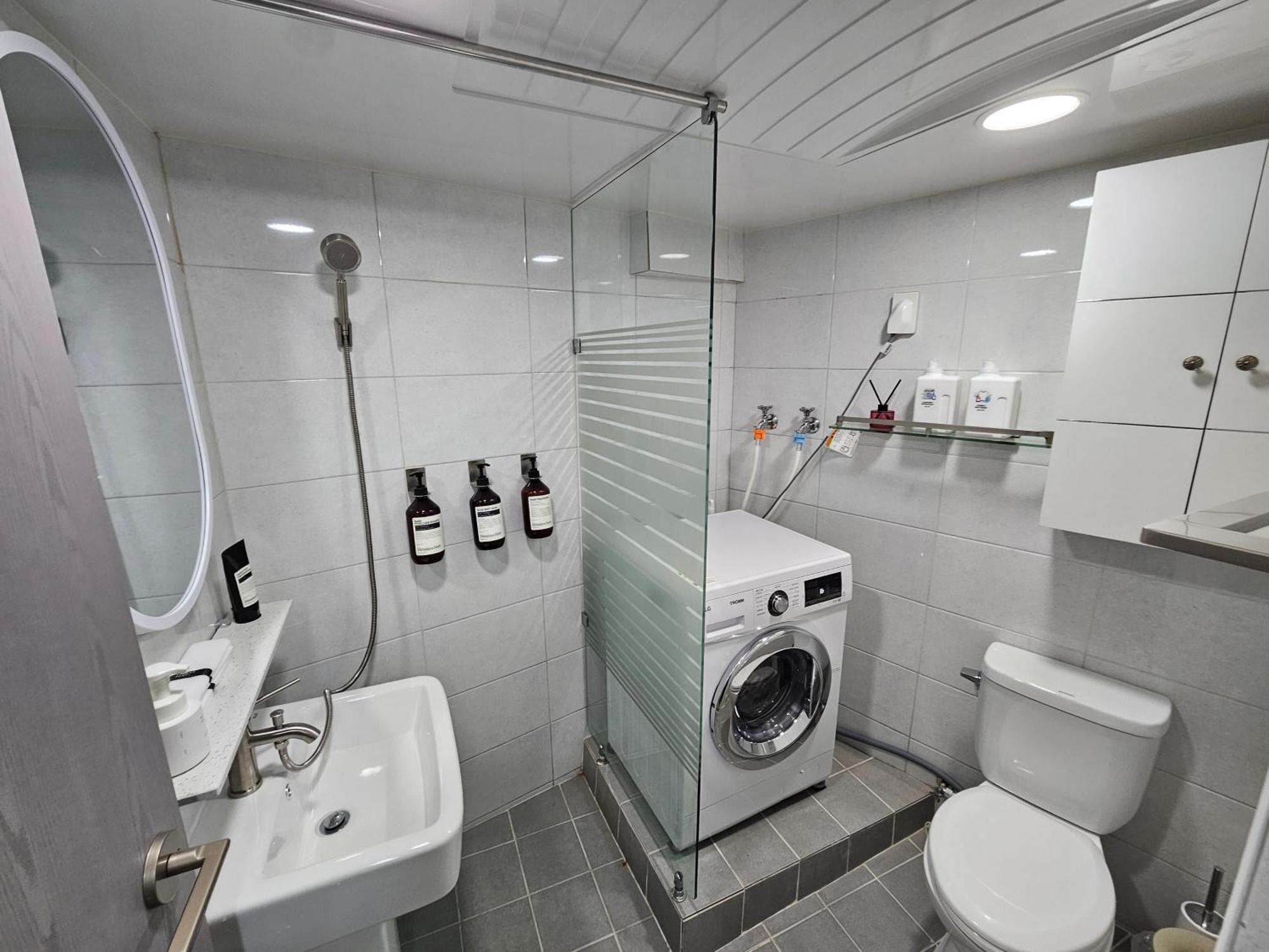 Subway 6min #2 #2 Queen Beds #hotel Bedding #ott #table#1st Floor Apartment Busan