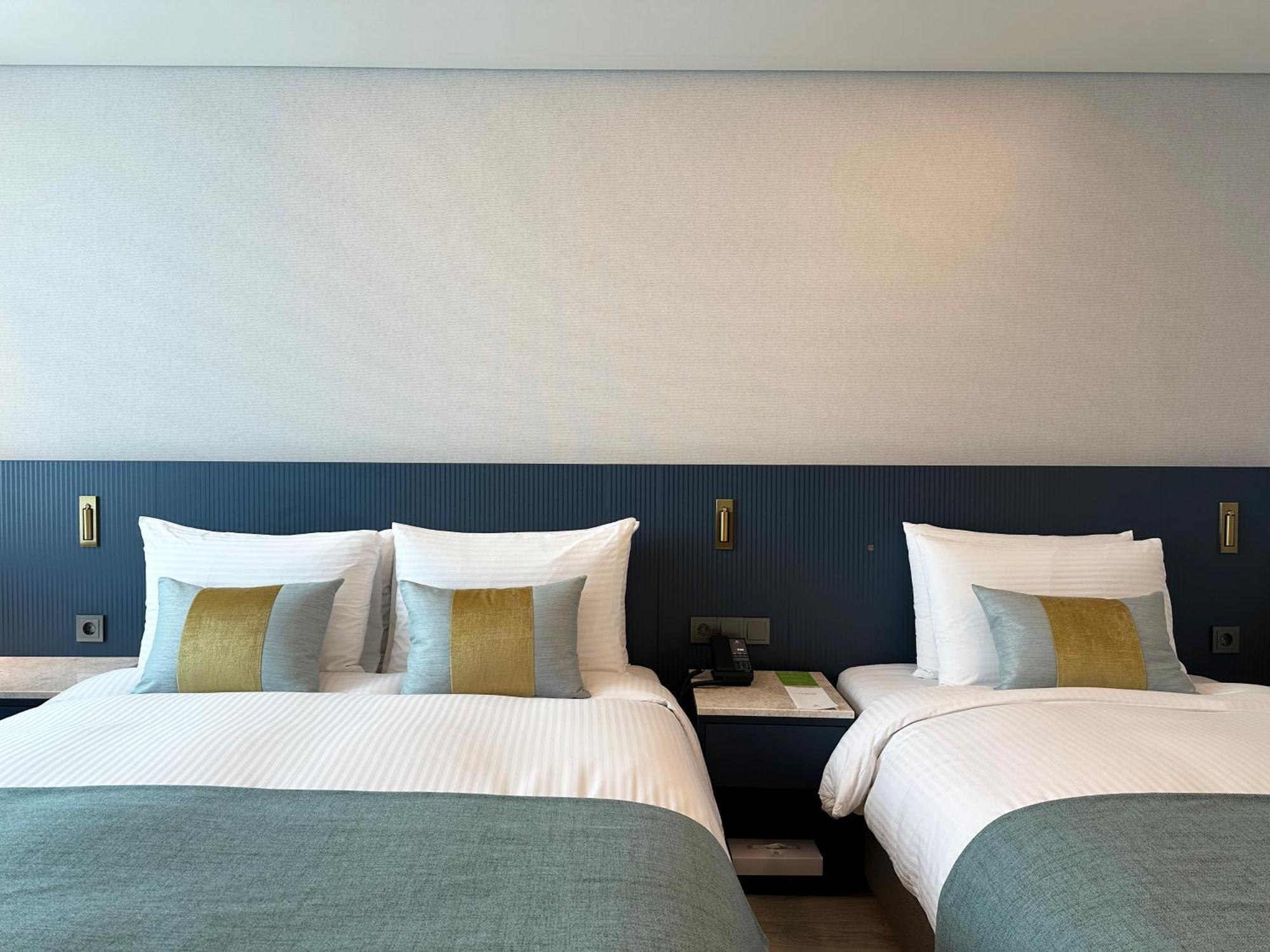 Crown Harbor Khách sạn 4*