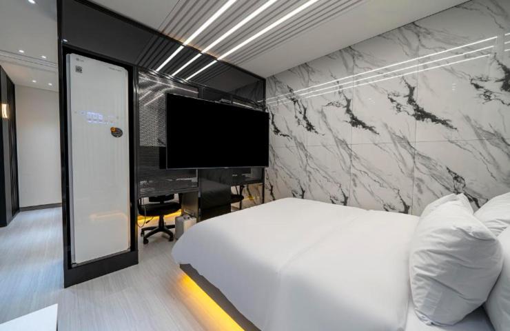 Reina Hotel *