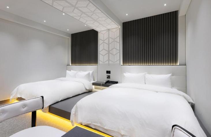 Reina Hotel *