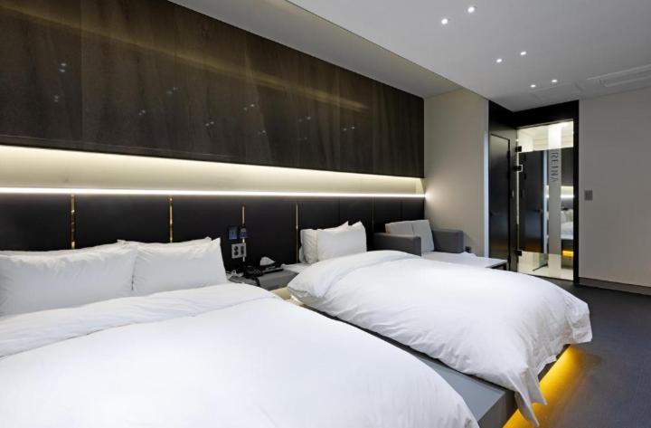 Reina Hotel