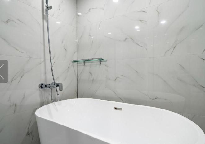 Reina Hotel *