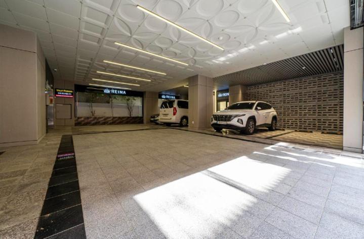 Reina Hotel *