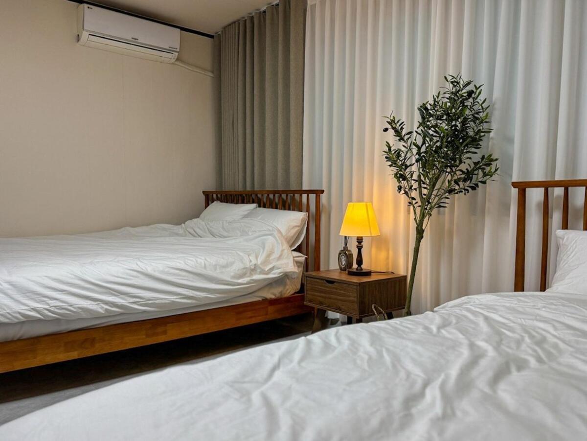 8-capacity # 3 # 4 Queen Beds # 10 Minutes On Foot From Station # Wood Tone # Emotional Interior # Netflix Apartment