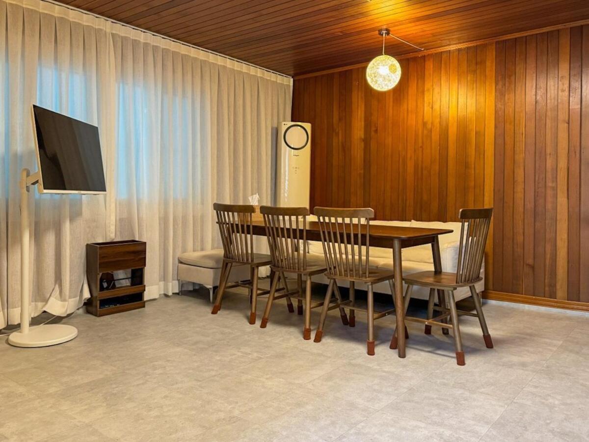 8-capacity # 3 # 4 Queen Beds # 10 Minutes On Foot From Station # Wood Tone # Emotional Interior # Netflix Apartment Busan