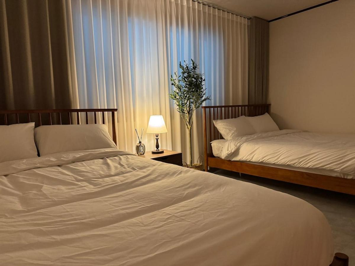 8-capacity # 3 # 4 Queen Beds # 10 Minutes On Foot From Station # Wood Tone # Emotional Interior # Netflix Busan