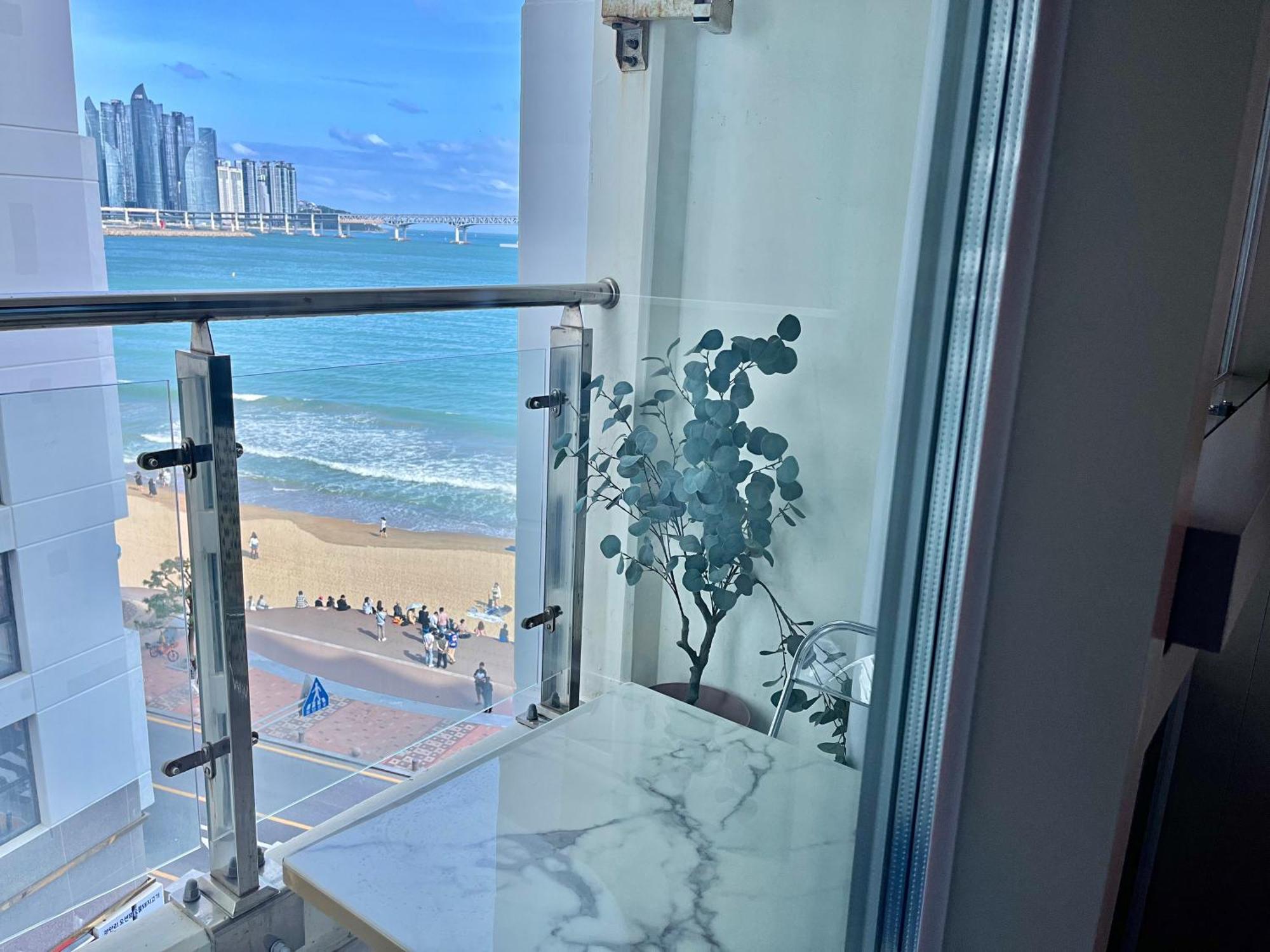 The First Hyoistay Gwangan Hotel