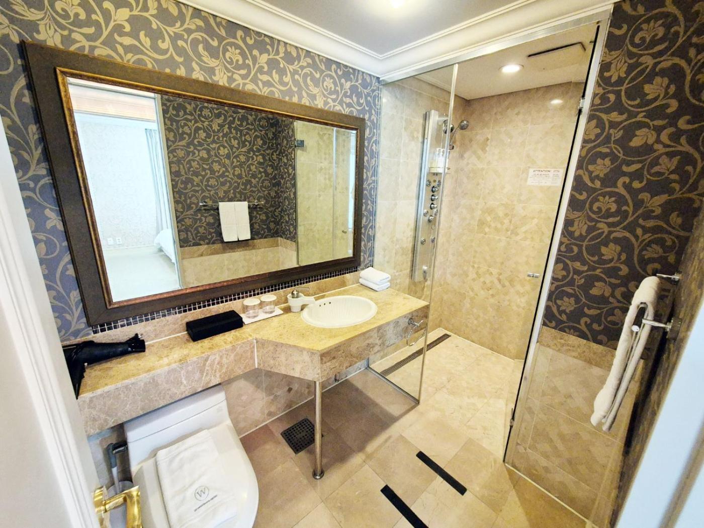 W Centum Hotel 4*