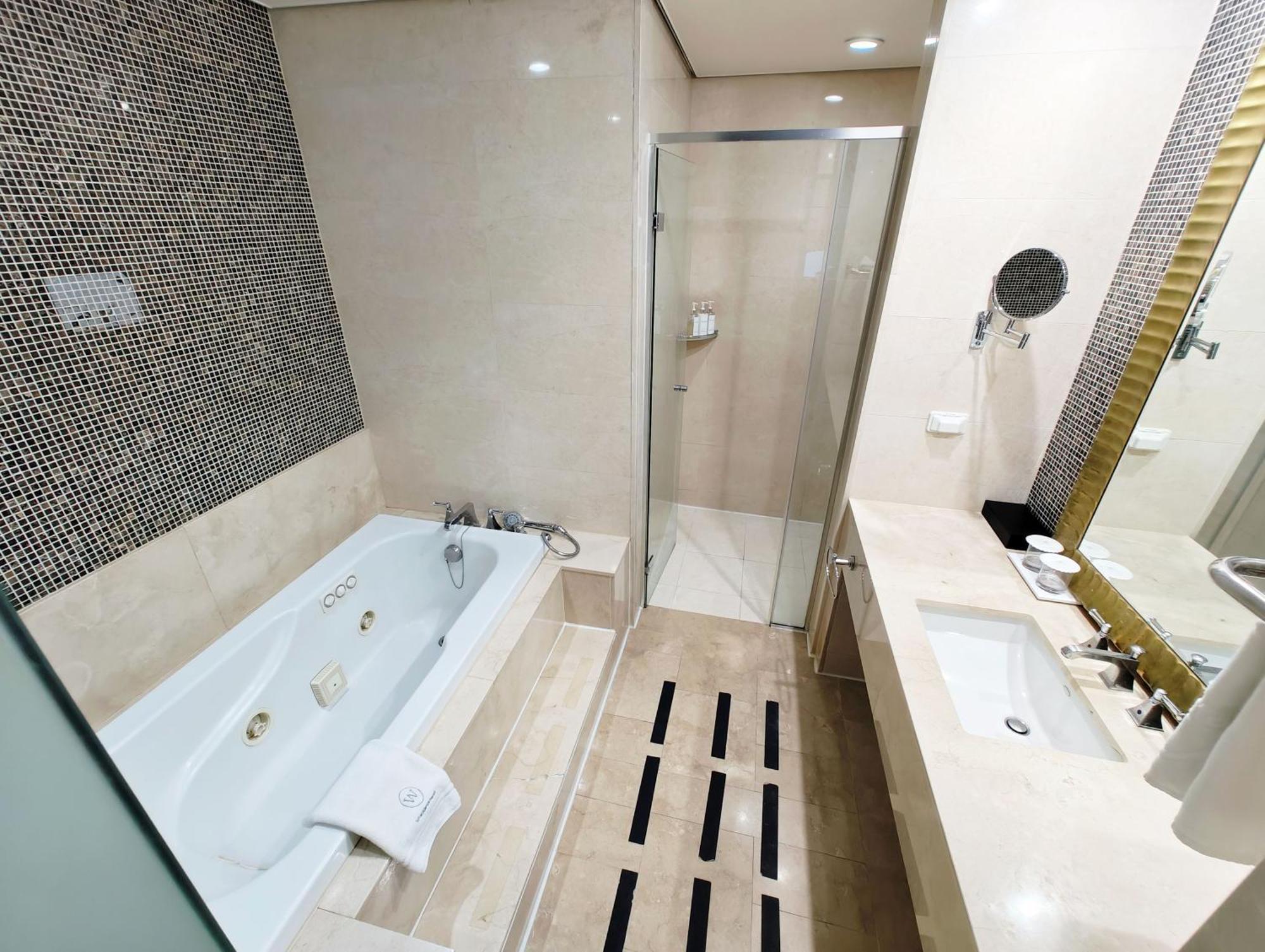W Centum Hotel 4*