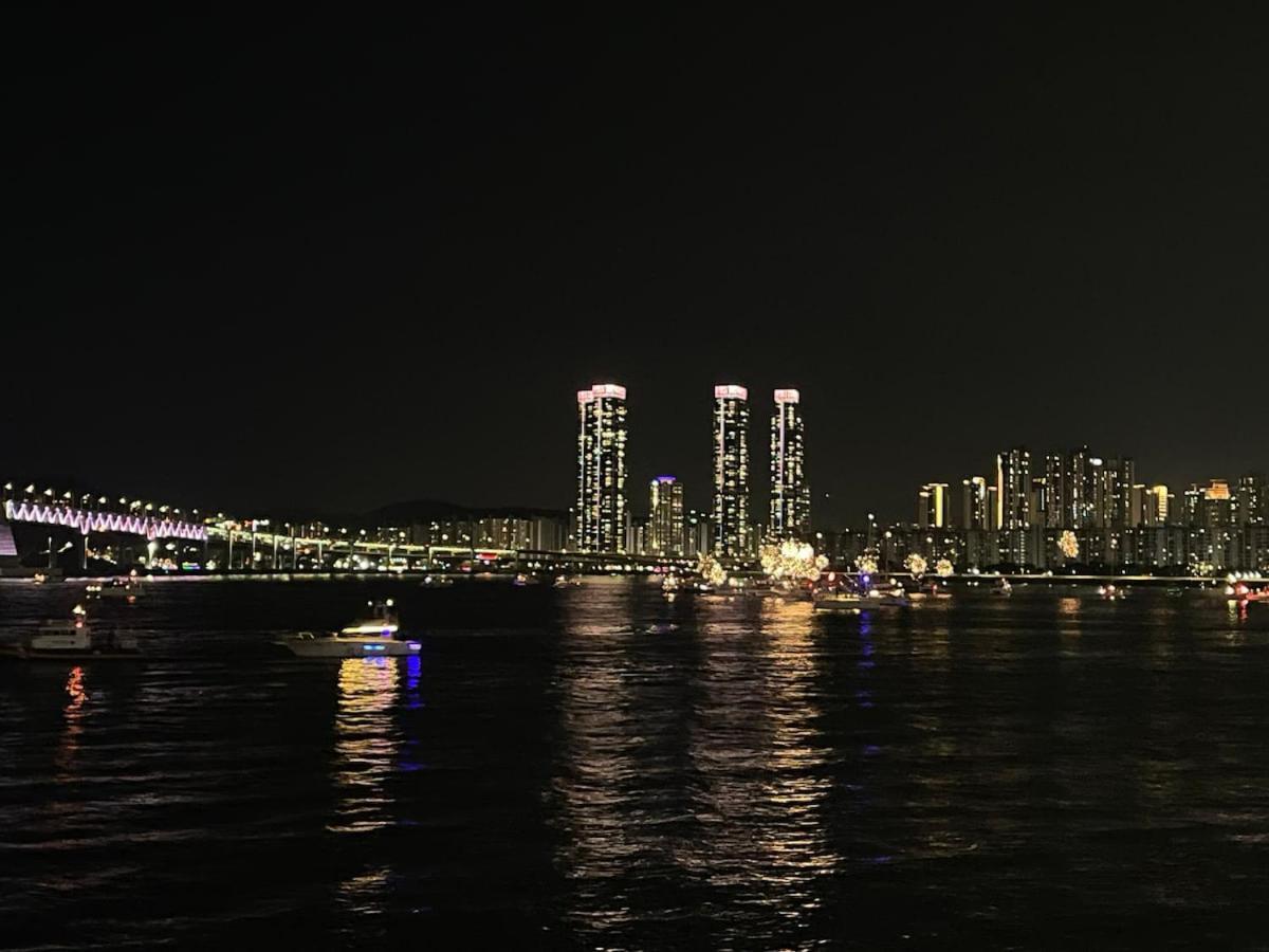 Apartment # Fantastic View Of The Entire Gwangan Bridge # Free Parking # Gym & Sauna *
